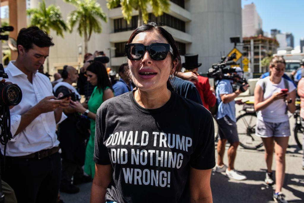Laura Loomer grita en una protesta a favor de Donald Trump