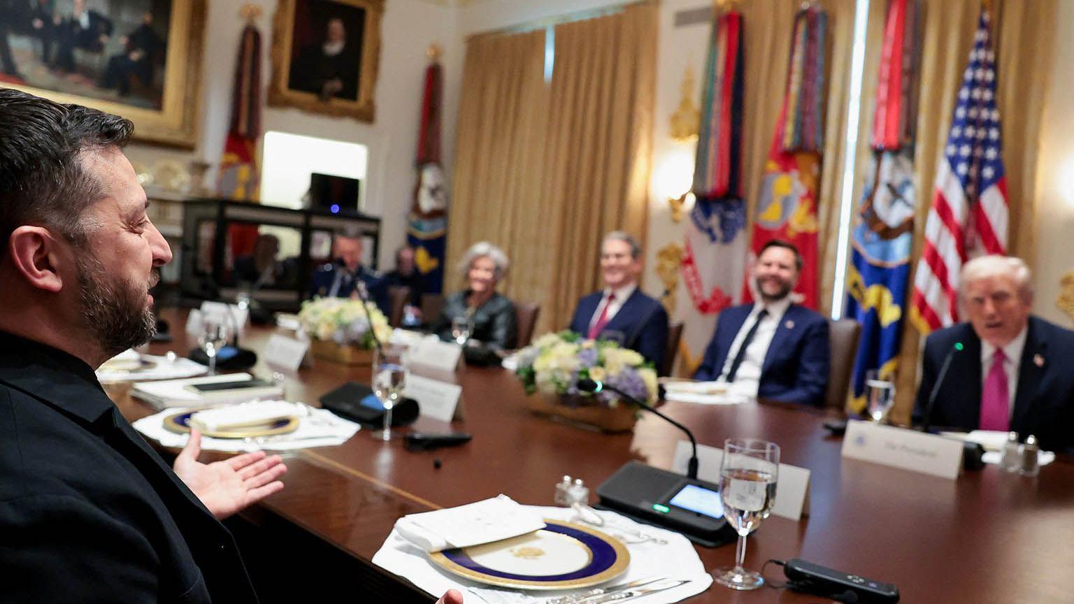 烏克蘭總統澤連斯基在華盛頓白宮內閣會議室與美國總統特朗普共進午餐