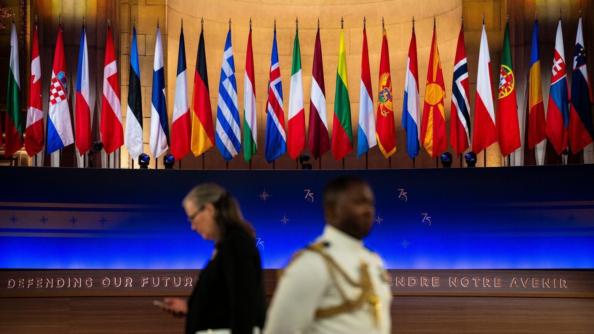 الأعلام الوطنية قبل الاحتفال بالذكرى الخامسة والسبعين لتأسيس حلف شمال الأطلسي (الناتو) خلال قمة الناتو في واشنطن العاصمة، الولايات المتحدة الأمريكية، يوم الثلاثاء 9 يوليو/تموز 2024. 