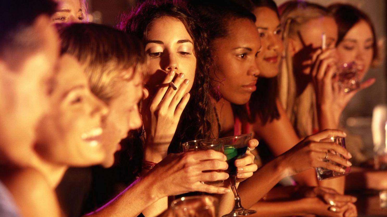 أشخاص يدخنون التبغ