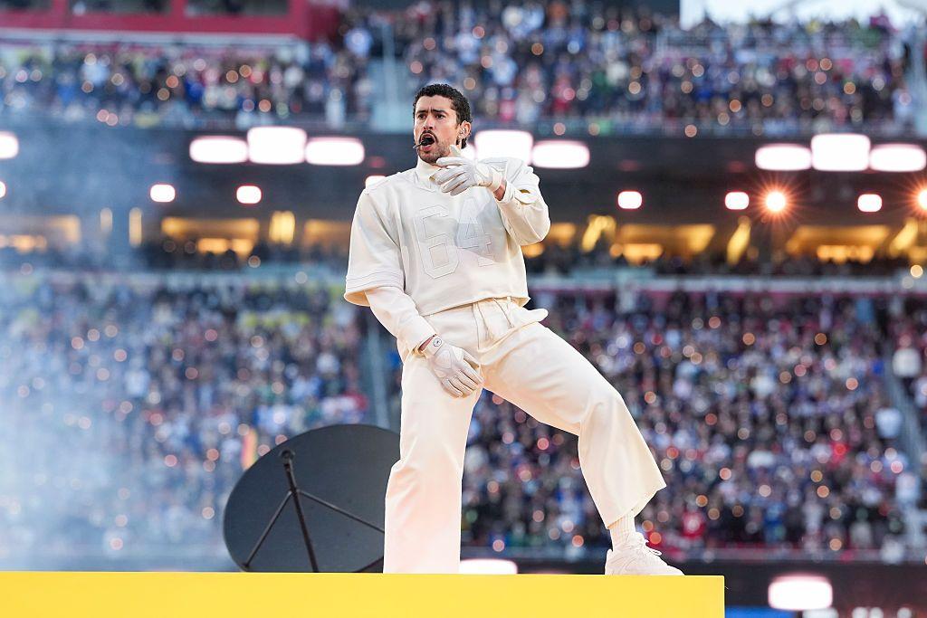 باد باني ورقم 64 على قميصه