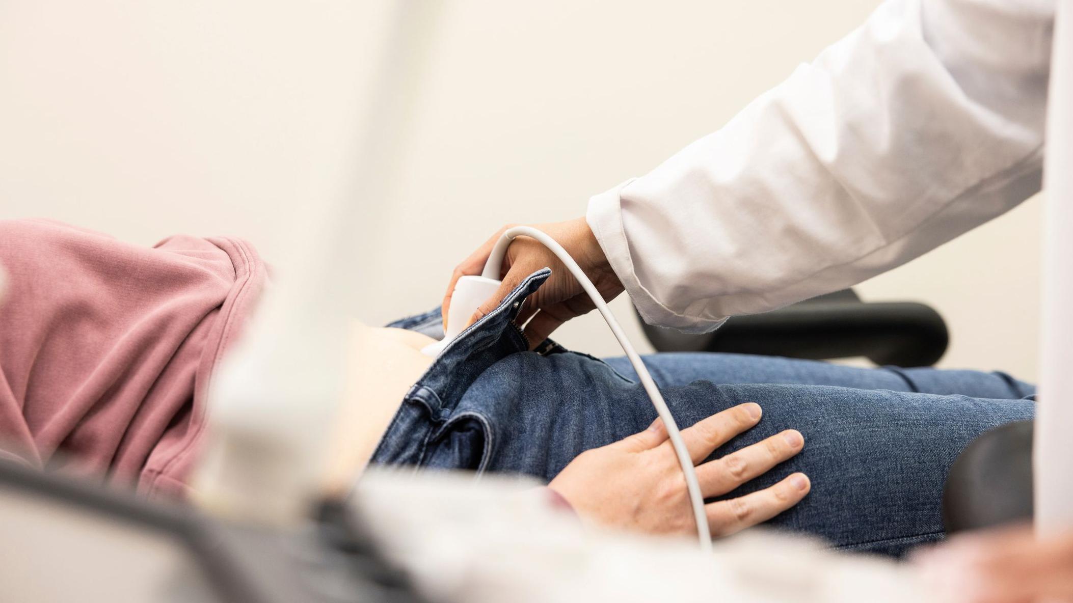 一名女性在婦產科看診。