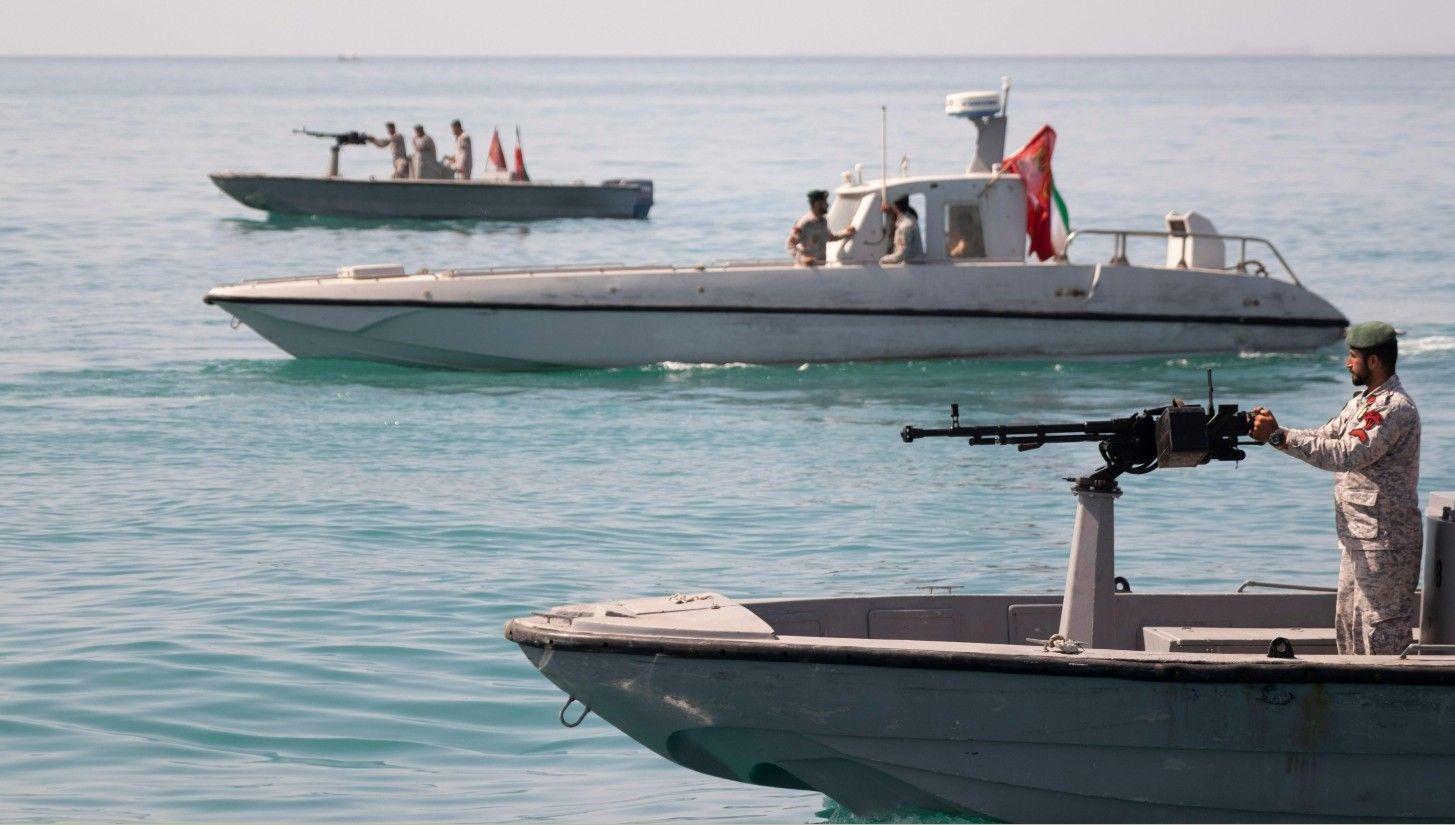 جنود البحرية الإيرانية على متن زوارق سريعة مسلحة في الخليج العربي، بالقرب من مضيق هرمز؛ 30 أبريل 2019، على بعد حوالي 1320 كيلومتراً جنوب طهران.
