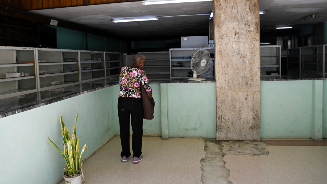 Un cliente espera dentro de una farmacia, mientras el otrora prestigioso sistema de salud cubano, considerado durante mucho tiempo una piedra angular de la revolución de 1959, se ha deteriorado en medio de años de crisis económica y sanciones estadounidenses, un declive que se ha acelerado este año con las restricciones estadounidenses al suministro de petróleo