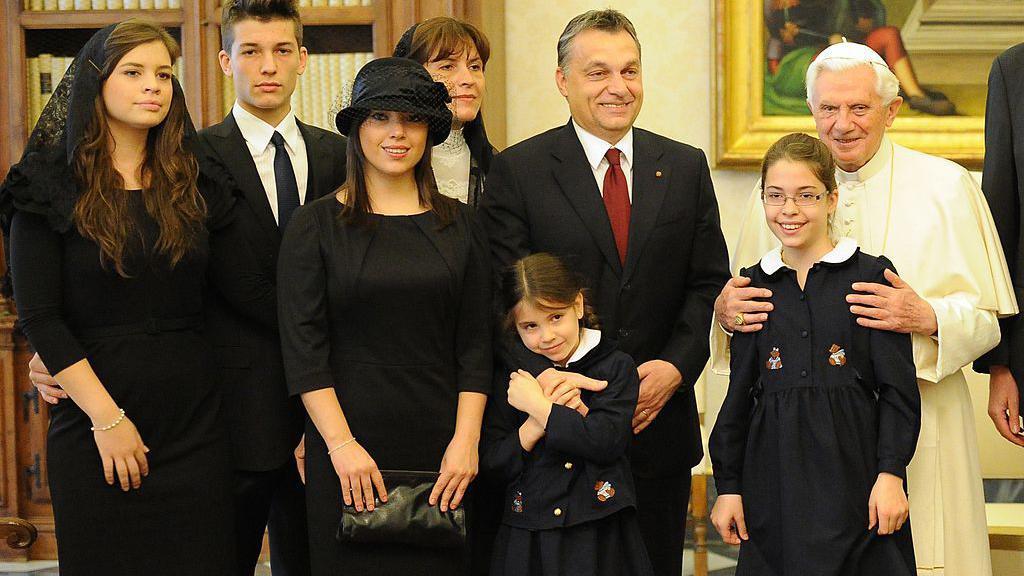 Papa Benedikt Šesnaesti (desno) pozira sa mađarskim premijerom Viktorom Orbanom, njegovom suprugom Aniko Levai i njihovo petoro dece tokom privatne audijencije u Vatikanu 6. decembra 2010. godine.