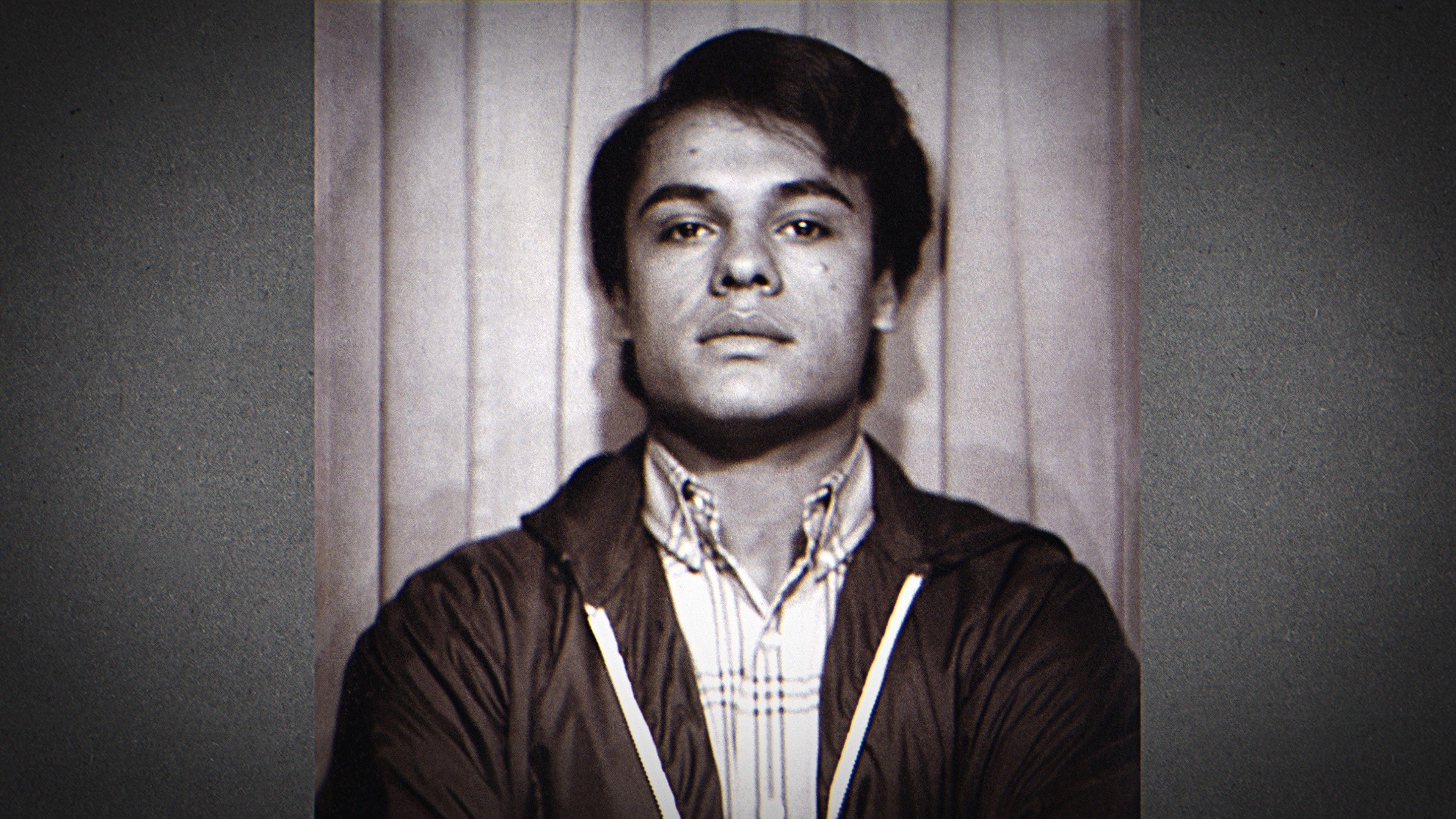 Juan Gabriel posa para la cámara en su juventud