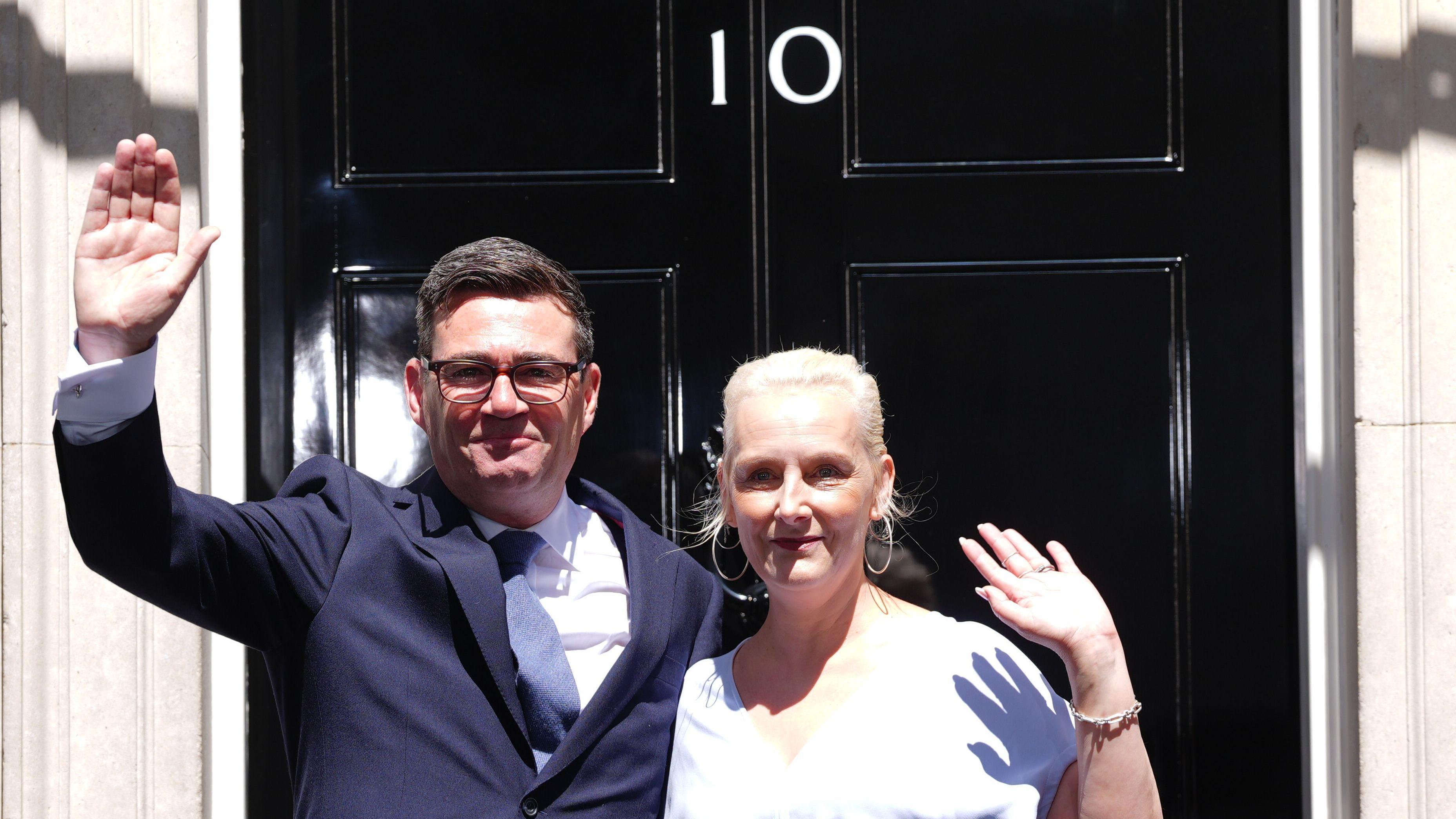 Endi Barnam sa suprugom Meri-Frens van Hil ispred njihove nove adrese - Dauning strit 10 u Londonu
