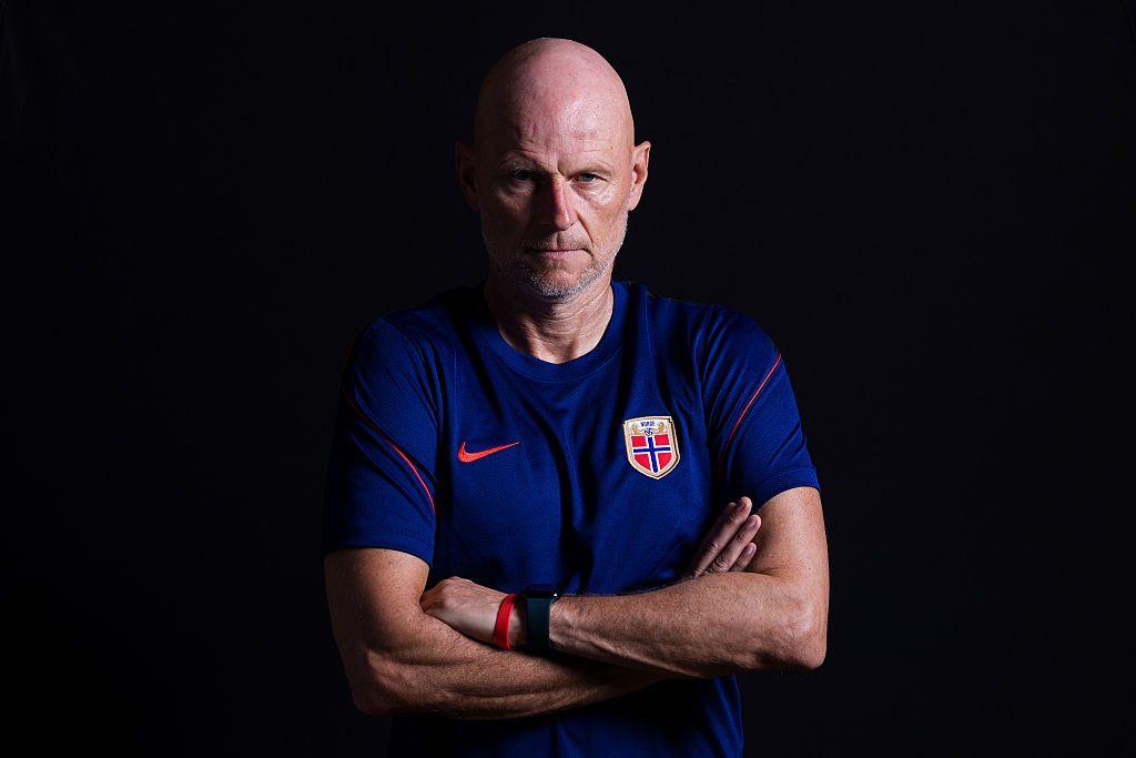 Stale Solbakken  mira a la camara fijamente. 