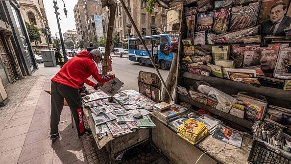 بائع جرائد في أحد الشوارع المصرية.