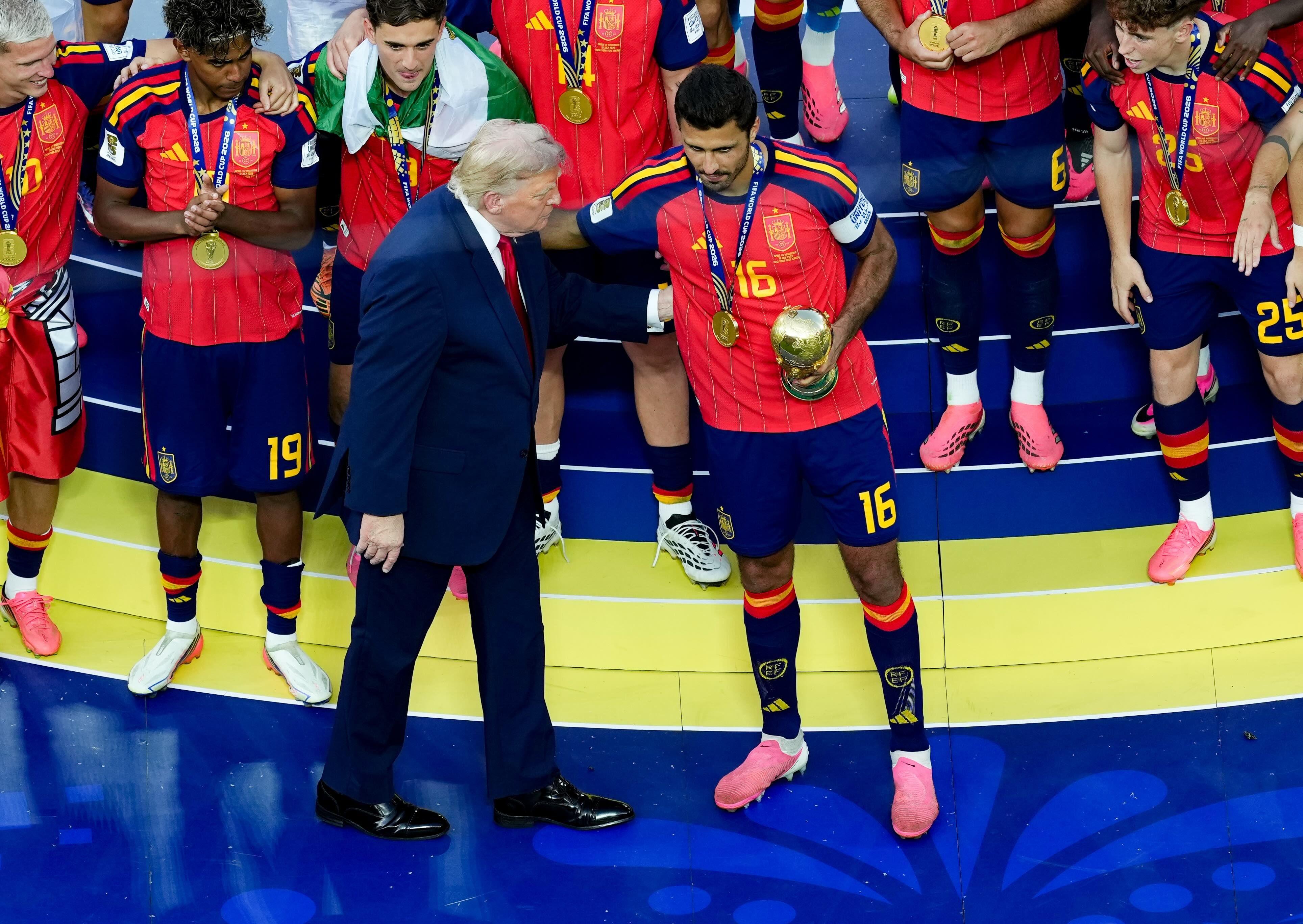 Donald Trump entrega la Copa del Mundo a Rodri el capitán español