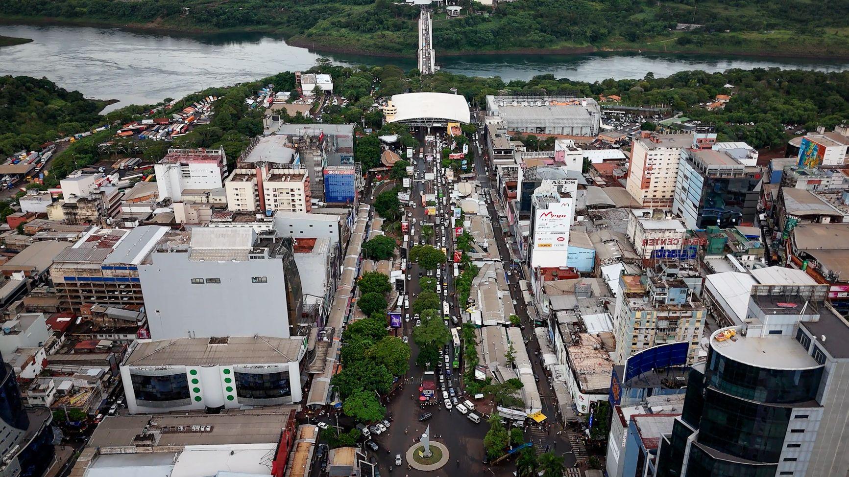Fila de carros em Ciudad del Este em dire&ccedil;&atilde;o ao Brasil