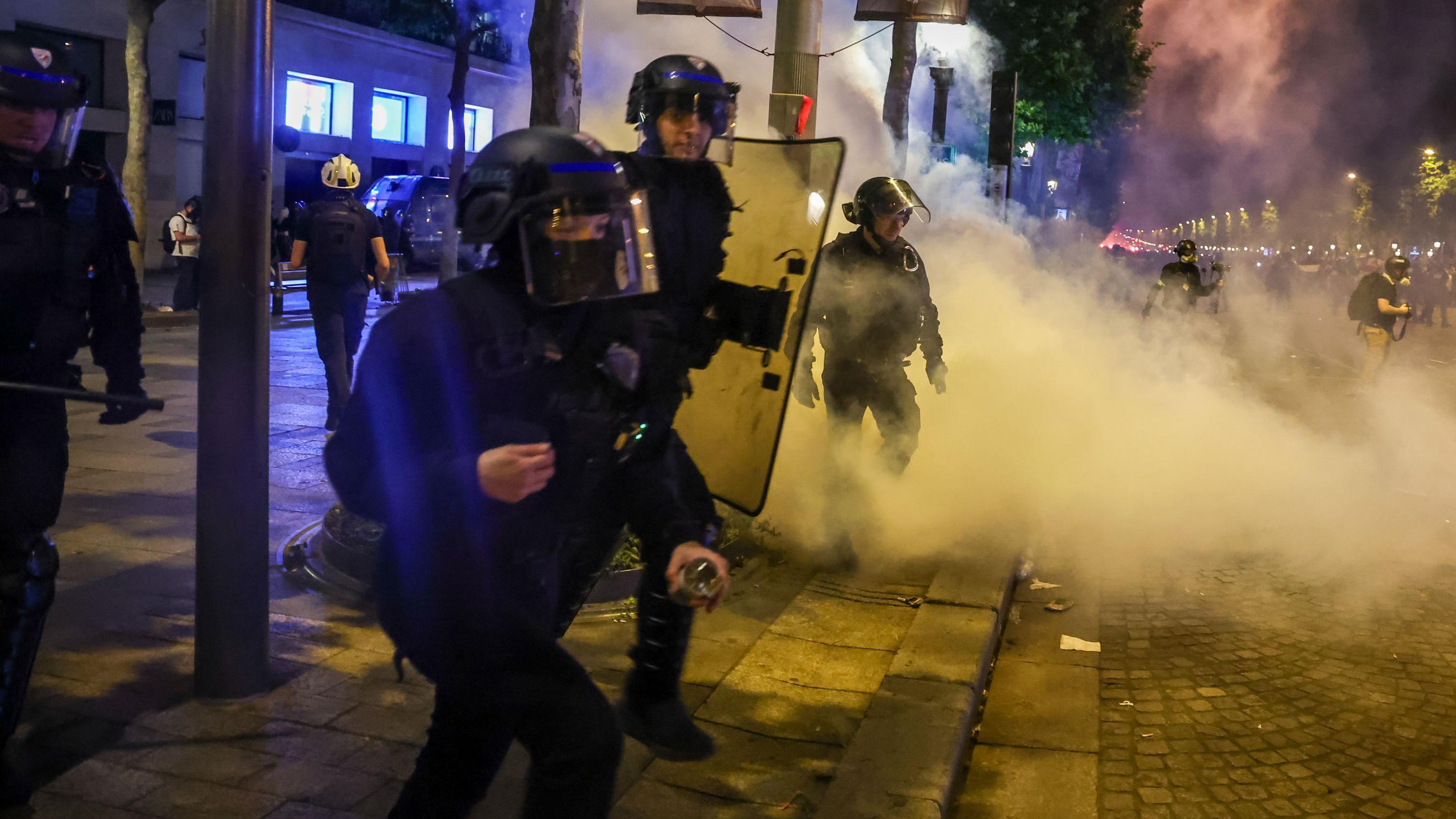 Policías antidisburbios lanzan gas lacrimógeno
