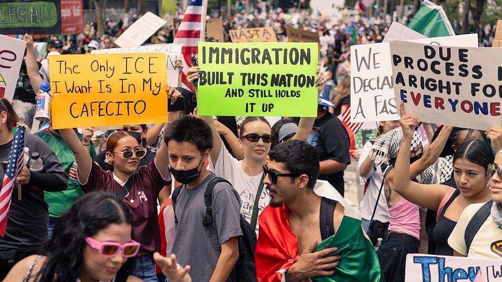 Protesta contra las redadas de ICE de la administración Trump, con carteles coloridos en el centro de Los Ángeles, California, Estados Unidos, el 14 de junio de 2025. (Foto de: Visions of America/Joseph Sohm/Universal Images Group a través de Getty Images)