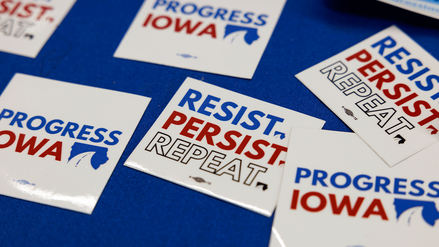 印有「抵制、堅持、重複」（Resist. Persist. Repeat.）及「愛荷華進步」（Progress Iowa）字樣的徽章