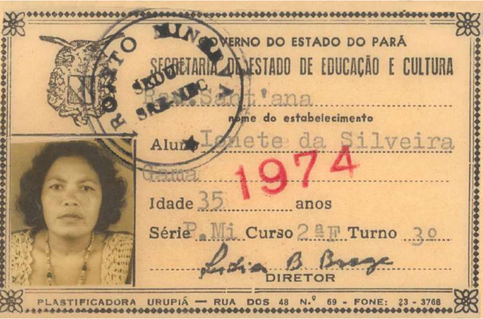 Carteira de estudante de Dona Onete emitida em 1974, quando ela tinha 35 anos. H&aacute; um retrato dela e a inscri&ccedil;&atilde;o: Governo do Estado do Par&aacute;, Secretaria de Estado de Educa&ccedil;&atilde;o e Cultura.