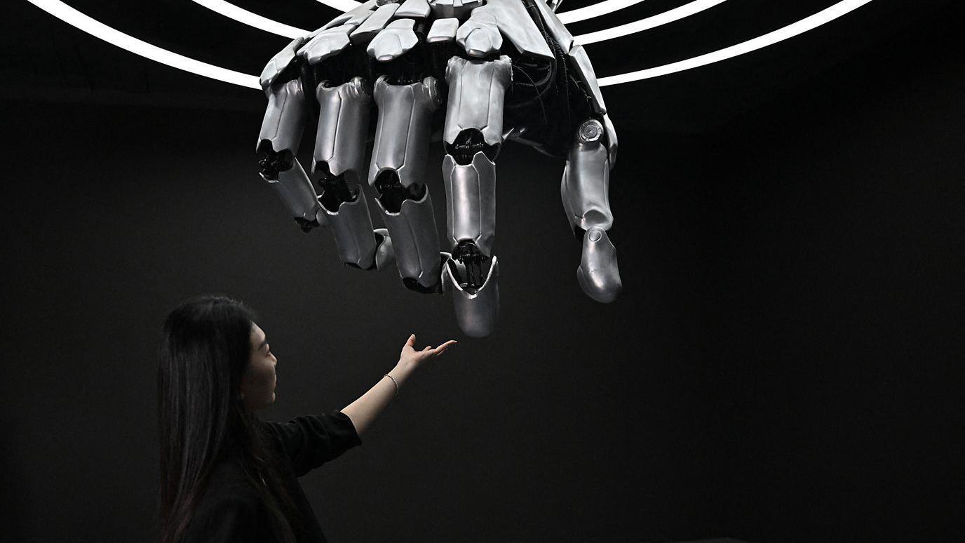 يد إلكترونية ضخمة 