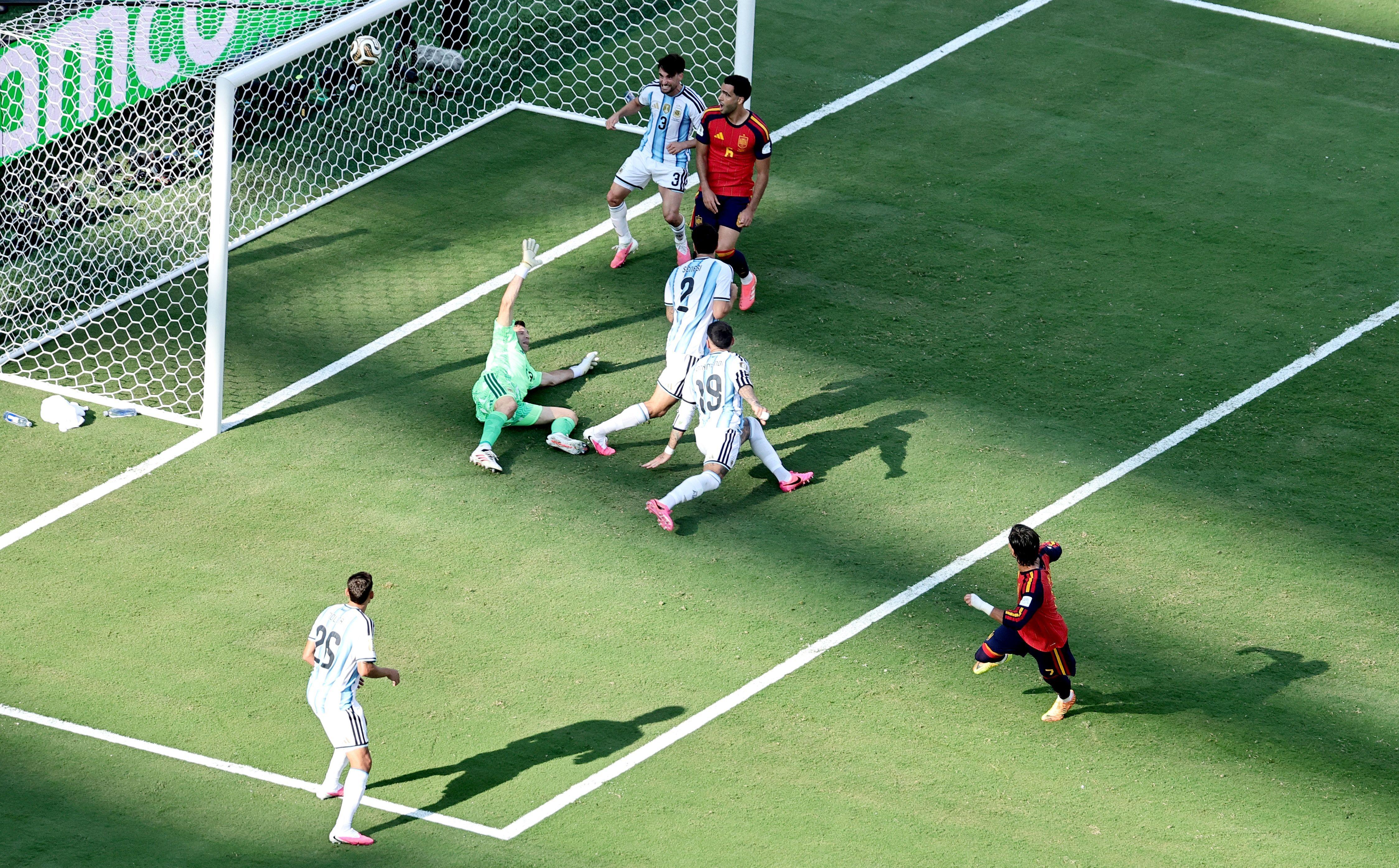 Ferran Torres (derecha), de España, marca el primer gol durante la final de la Copa Mundial de la FIFA 2026 entre España y Argentina, en Nueva Jersey, Estados Unidos, el 19 de julio de 2026.