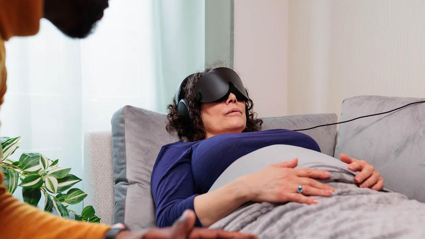 Mulher passa por uma sess&atilde;o de administra&ccedil;&atilde;o de psicod&eacute;licos com a empresa brit&acirc;nica Compass Pathways