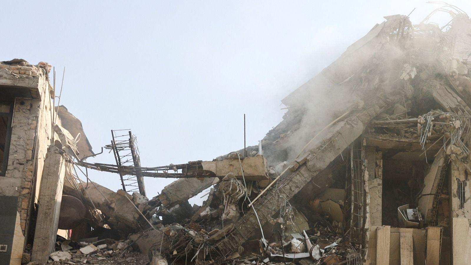 Fumaça sobe de um prédio danificado após ataques israelenses em Teerã