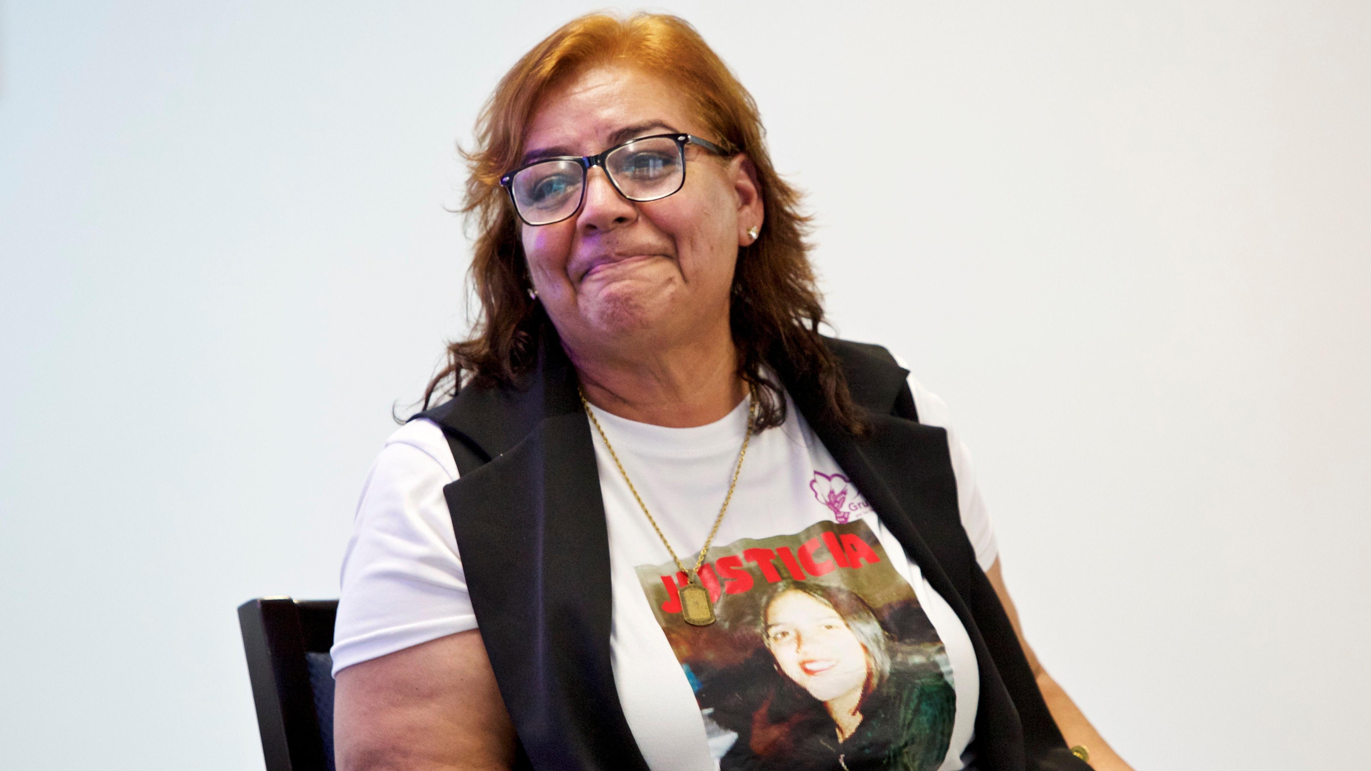 Norma Andrade nosi belu majicu na kojoj je odštampana fotografija njene ćerke i na kojoj piše 'pravda' crvenim slovima