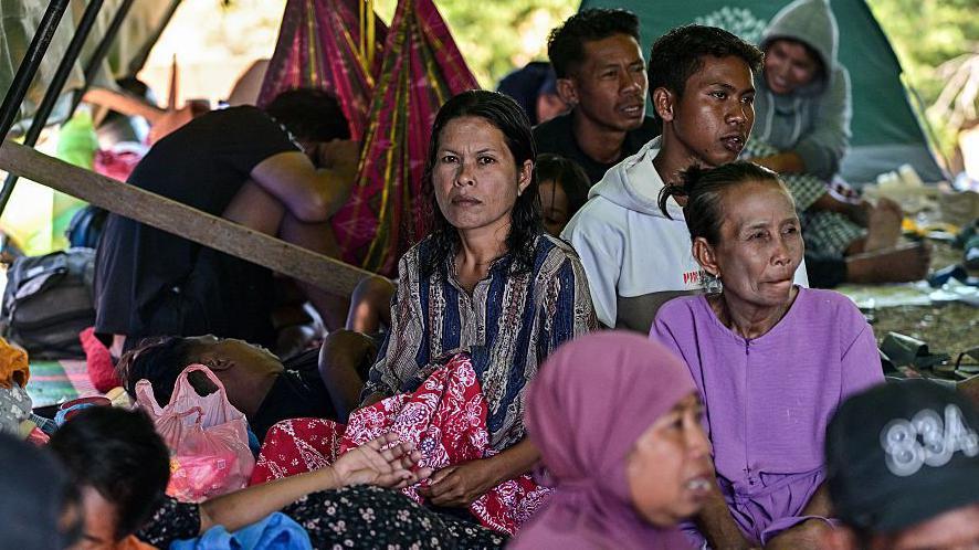 Aid shortages and fears of starvation as Indonesia reels from deadly earthquake
