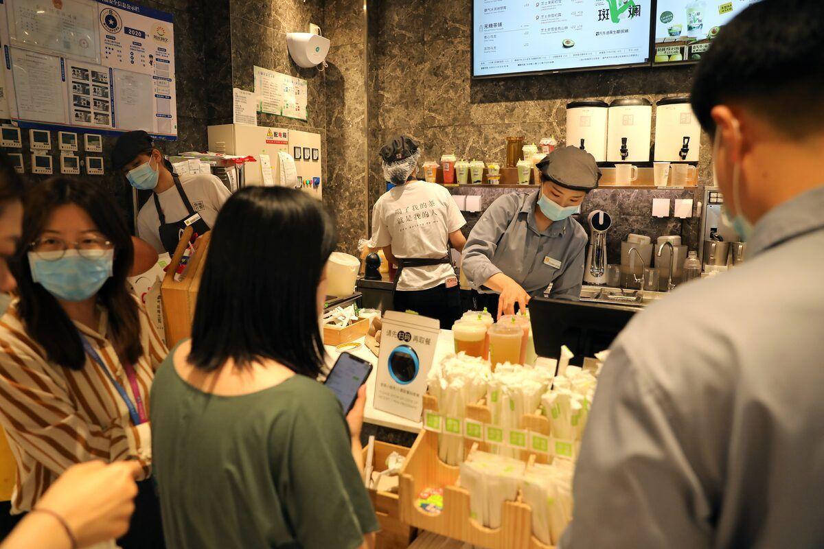 正在做奶茶的店員前大排長龍