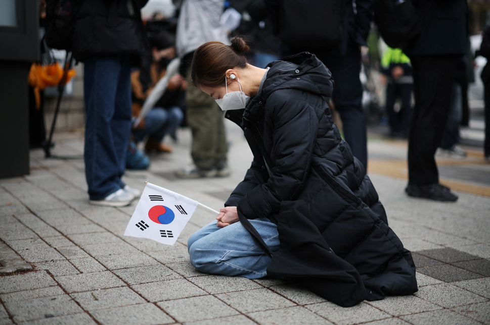 14일 오전 서울중앙지법 앞에서 윤석열 전 대통령 지지자가 무릎을 꿇고 기도하고 있다