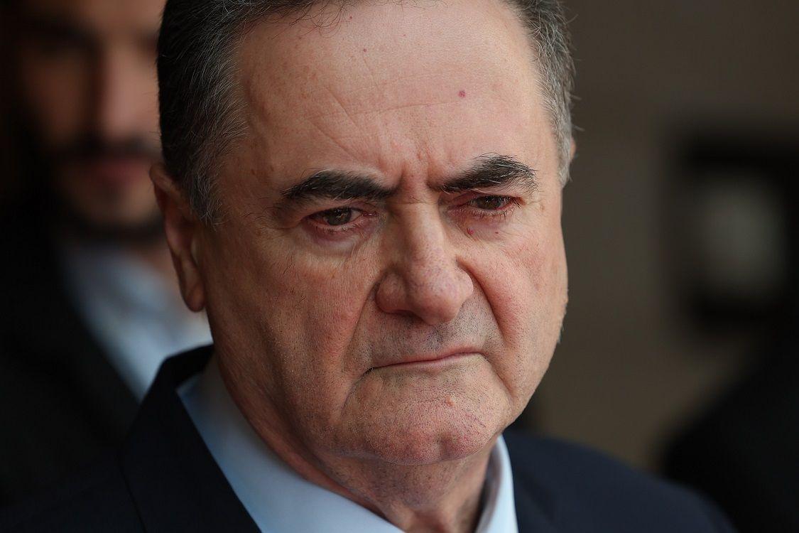 Israel Katz com olhar sério, olhando pra baixo