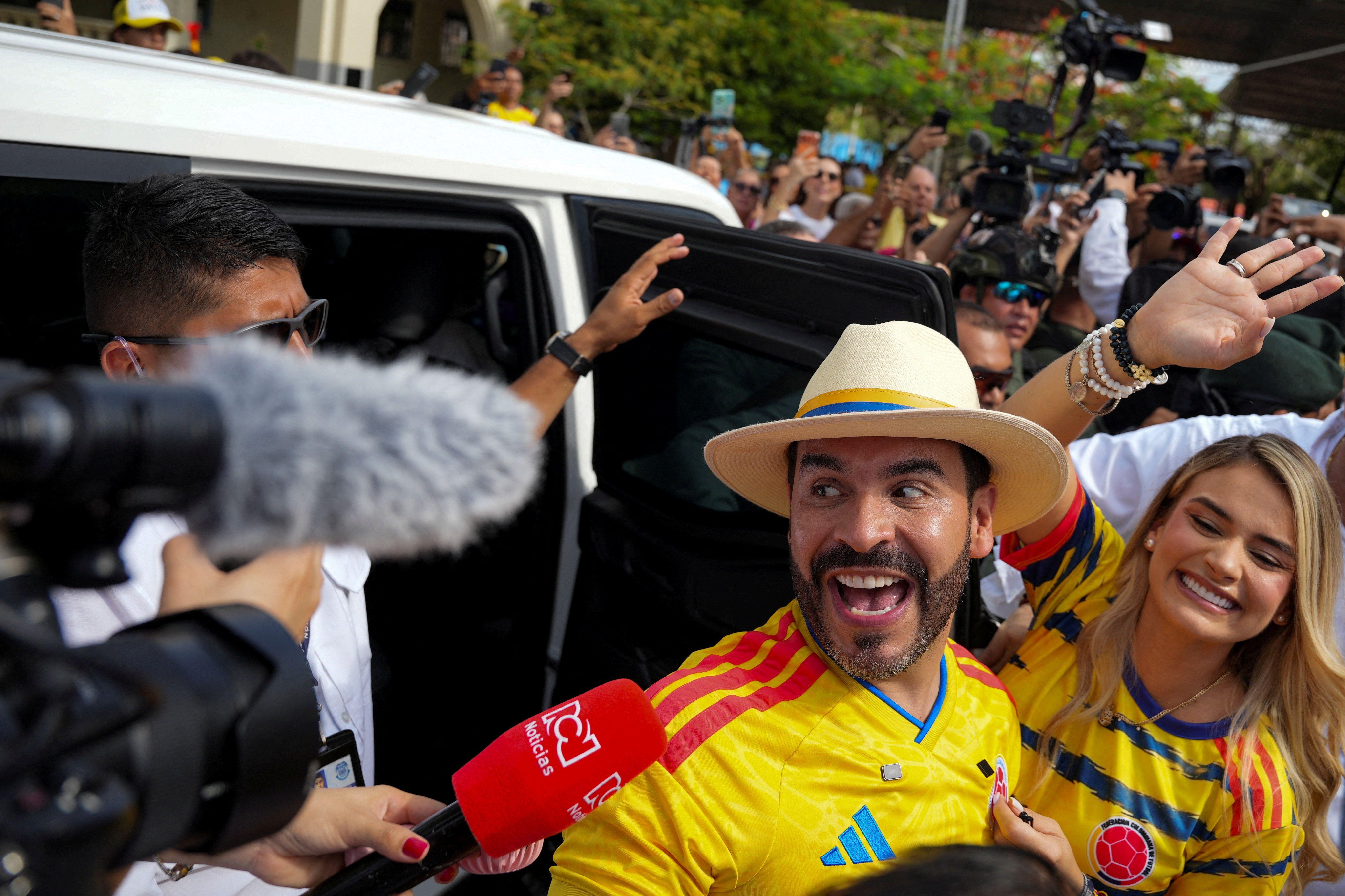 Abelardo de la Espriella y su esposa Ana Lucía Pineda visten la camiseta de la Selección Colombia de fútbol en un evento de campaña en Barranquilla.