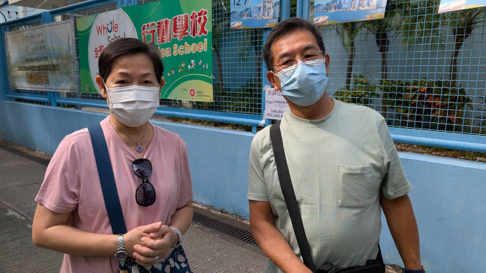 選民丘太太（左）及丘先生（右）