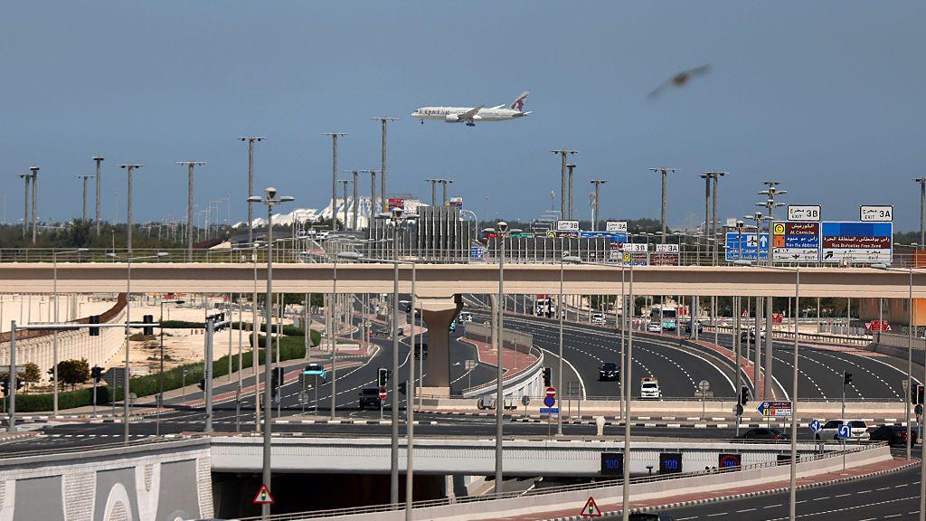 Avi&atilde;o decolando do Aeroporto Internacional de Hamad em Doha, no Catar