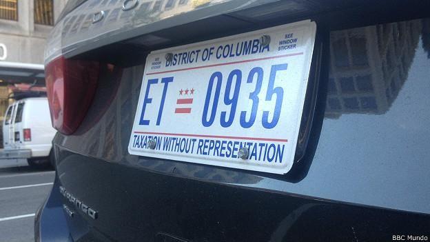Placa con el lema reivindicativo "Impuestos sin representación"