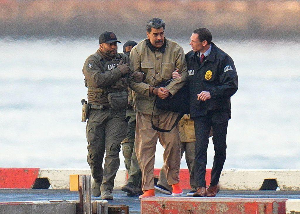 Nicolás Maduro es trasladado por varios agentes de EE.UU. en Nueva York.