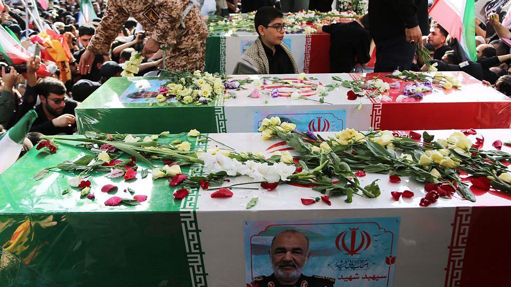 ataúdes de los líderes militares y científicos que fallecieron en irán por los ataques de israel.