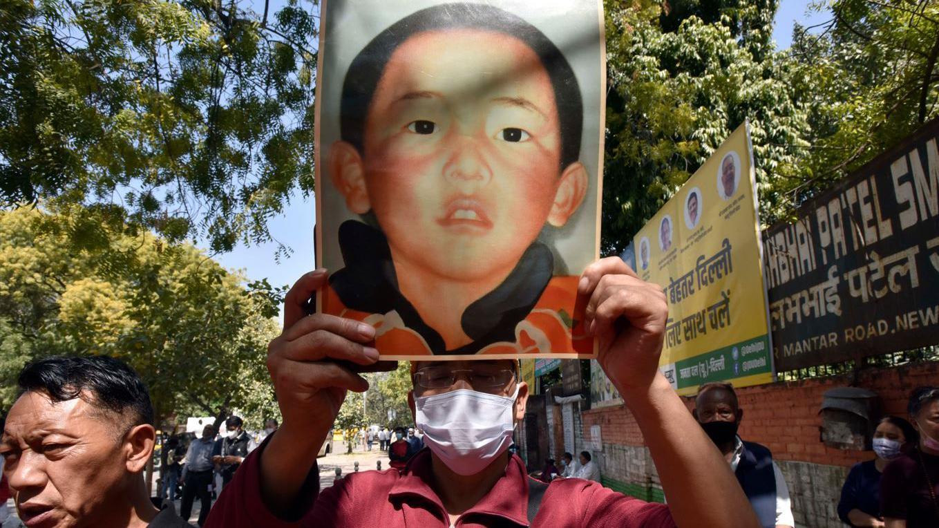 Miembros de la Asociación de Mujeres Tibetanas (Central) sostienen una imagen del Panchen Lama en una protesta en Nueva Delhi.