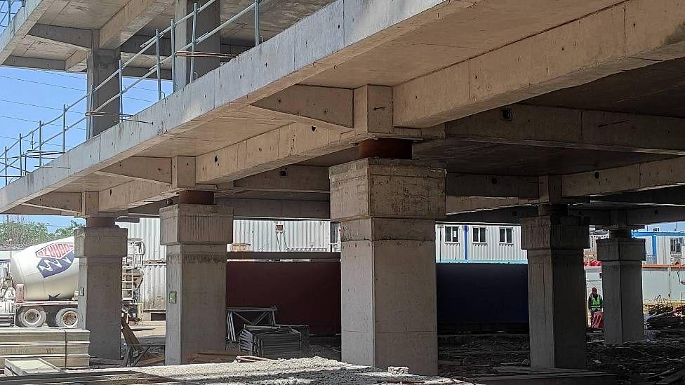 Aisladores sobre columnas durante la construcción de la nueva sede del Servicio Médico Legal en Chile