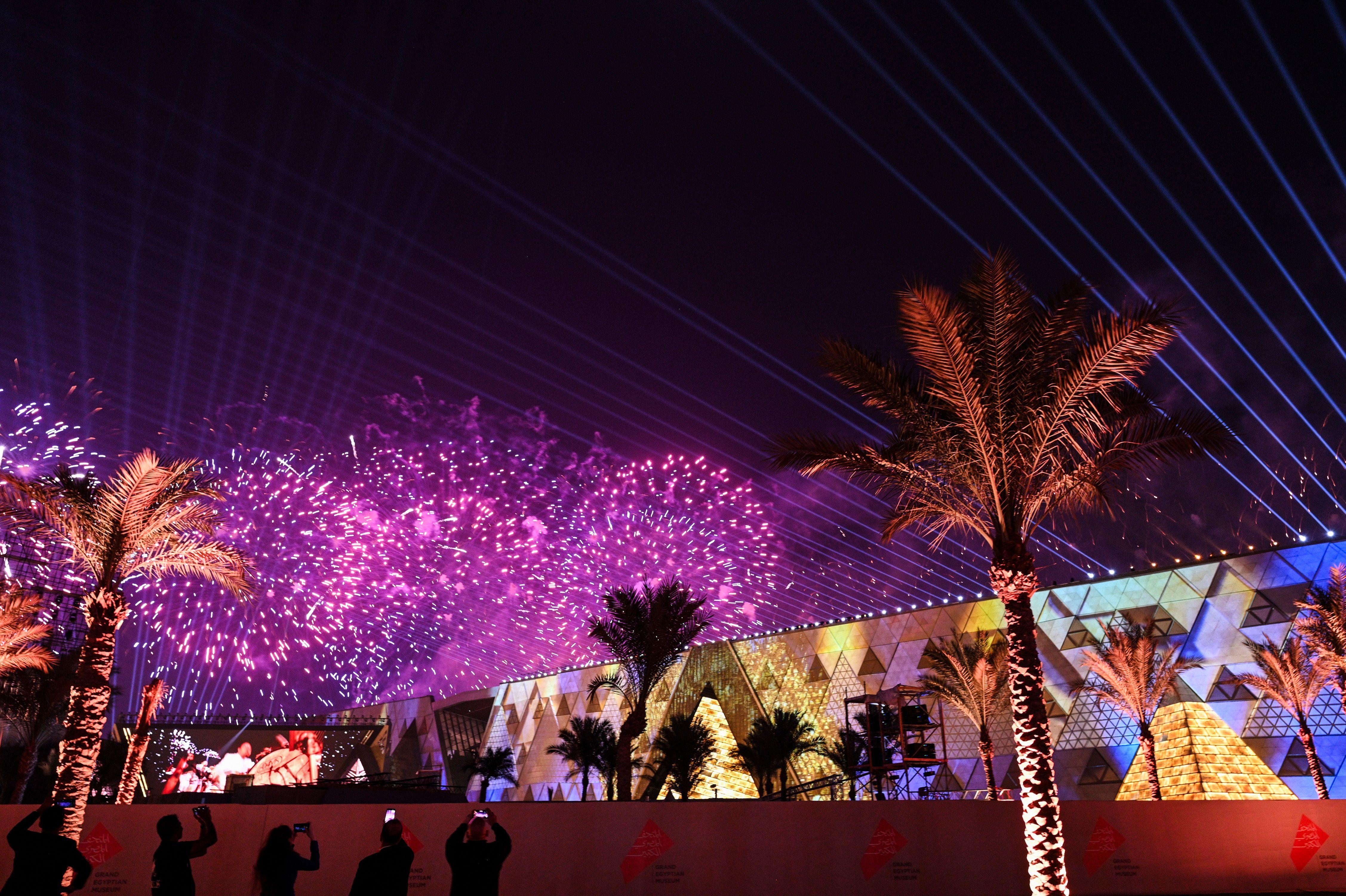 ألعاب نارية تضيء السماء فوق المتحف المصري الكبير خلال حفل افتتاحه