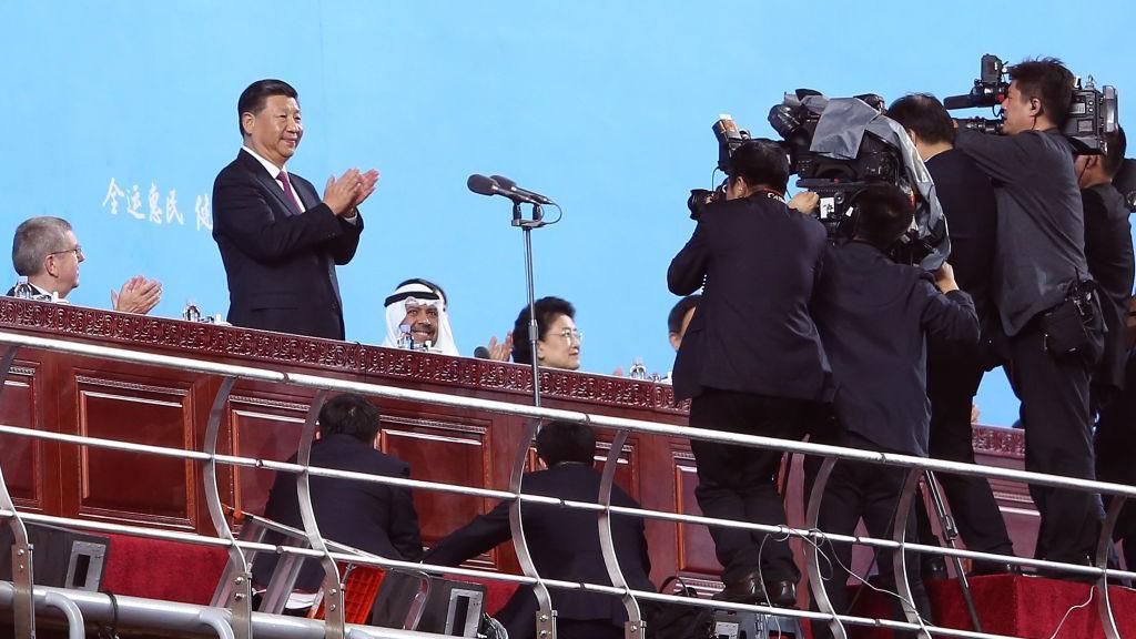 習近平在2017年天津全運會開幕式上站在攝影機前鼓掌