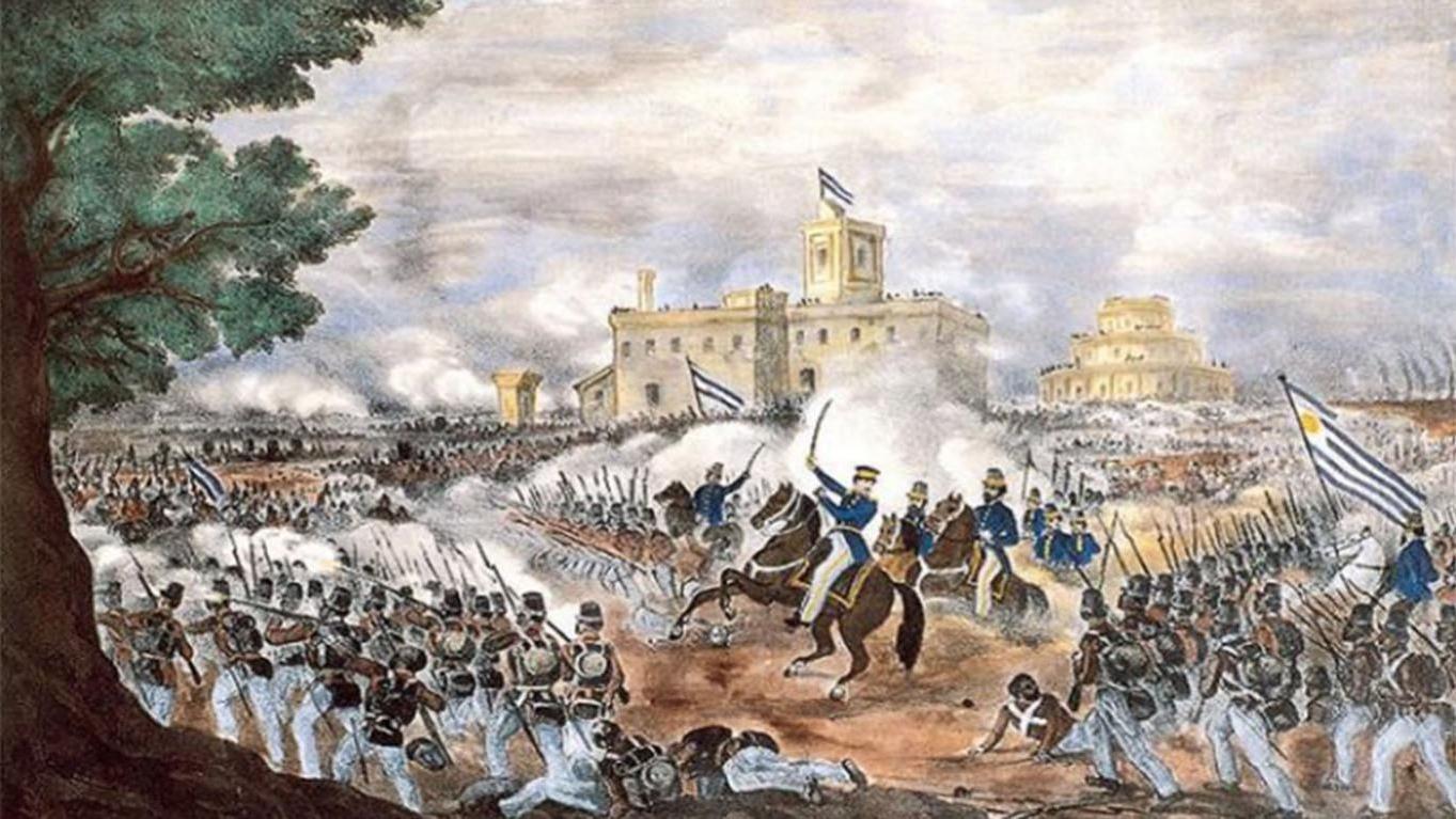A imagem retrata uma intensa batalha terrestre diante de uma fortifica&ccedil;&atilde;o, com soldados de infantaria avan&ccedil;ando em meio &agrave; fuma&ccedil;a dos disparos enquanto oficiais a cavalo lideram o combate. Bandeiras tremulam sobre o campo e o forte ao fundo, refor&ccedil;ando o cen&aacute;rio de um confronto militar de grande escala.