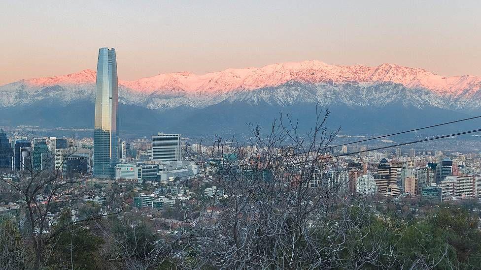 Vista de Santiago en la que destaca por su altura la Torre Costanera Center