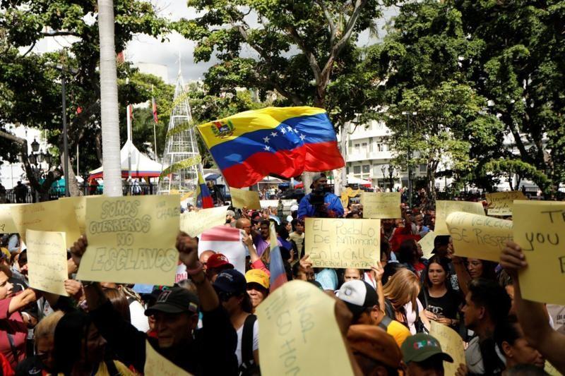 Venezuelanos que apoiam Maduro organizaram protestos no país contra ameaças de Trump 