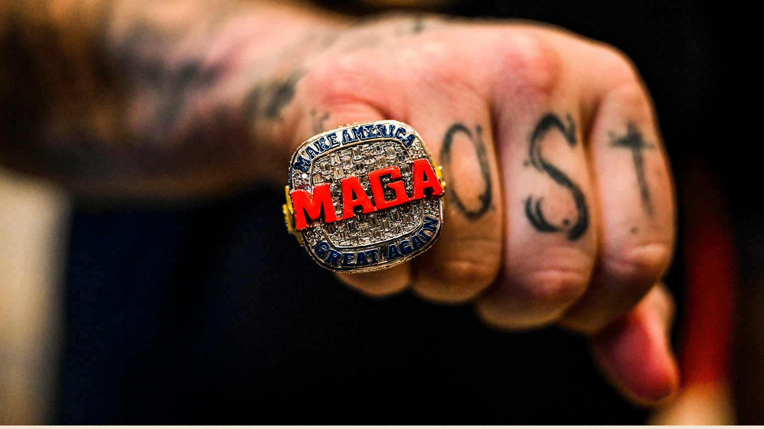 一個人手上戴著「MAGA」戒指