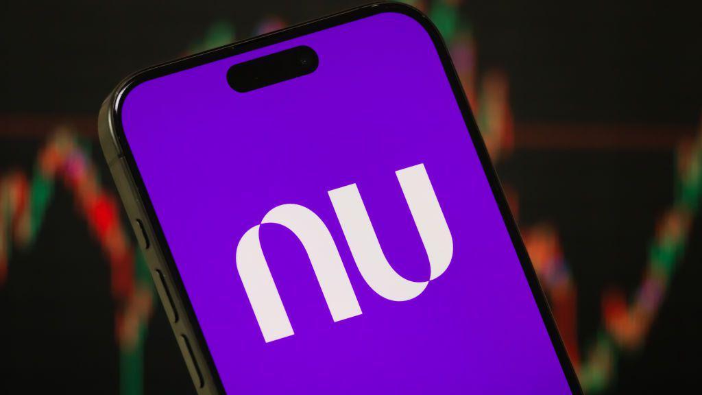 Un iPhone muestra la marca de NU con el fondo morado y las letras blancas. 