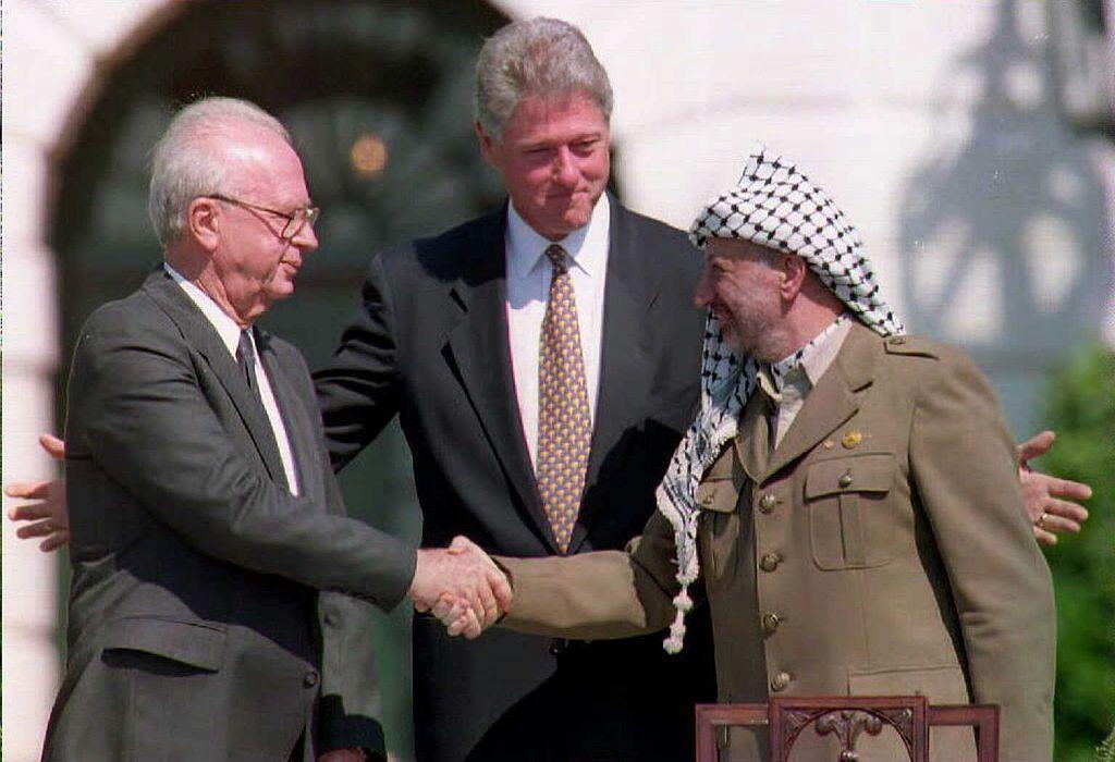 Aperto de mão entre o líder da OLP, Yasser Arafat (direita) e primeiro-ministro israelense, Yitzahk Rabin