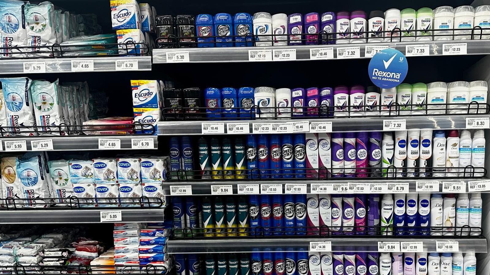 Estante en un supermercado de Caracas. 