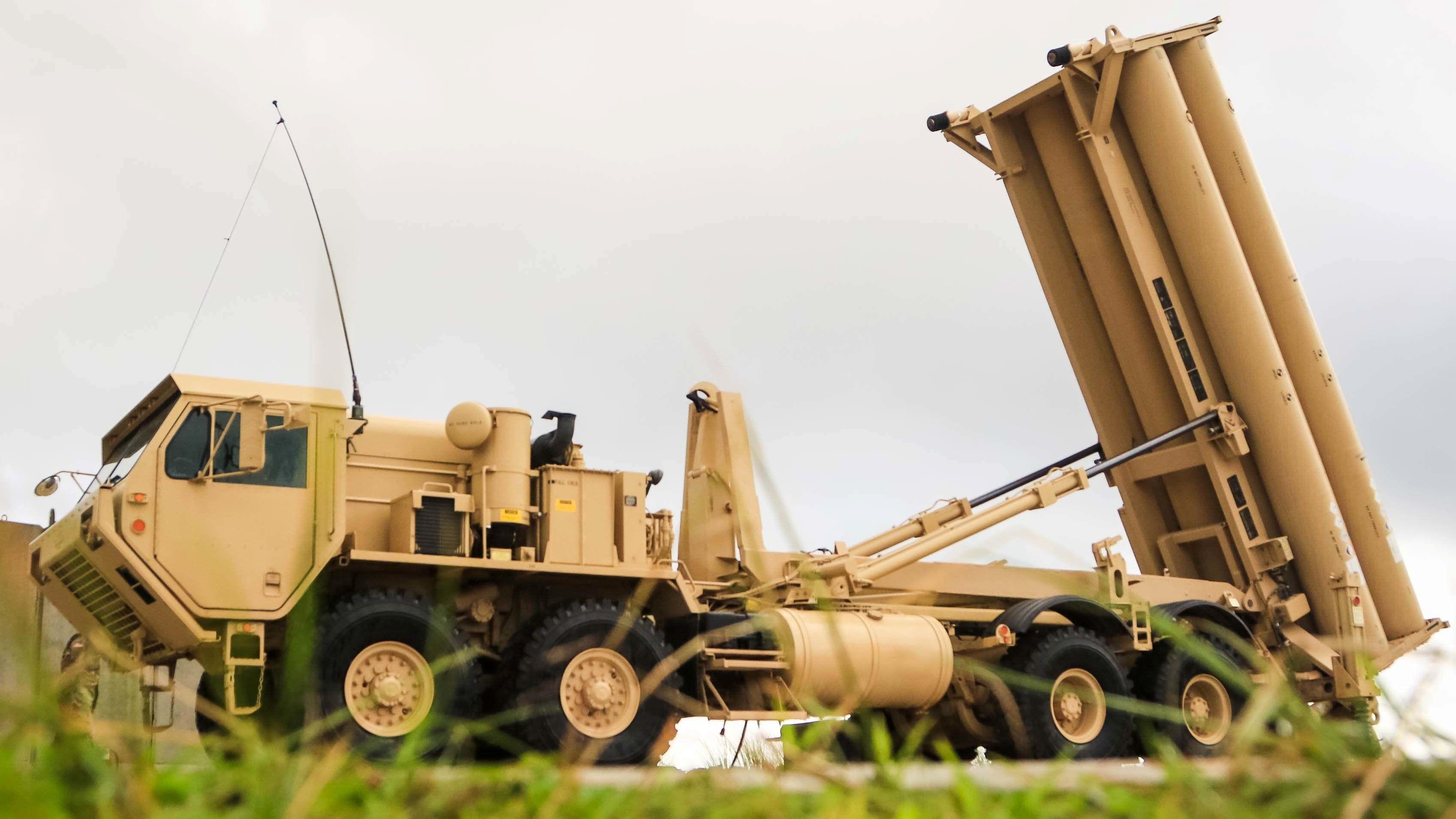美屬關島安德森空軍基地內一輛薩德(THAAD)攔截系統導彈發射車(資料圖片)