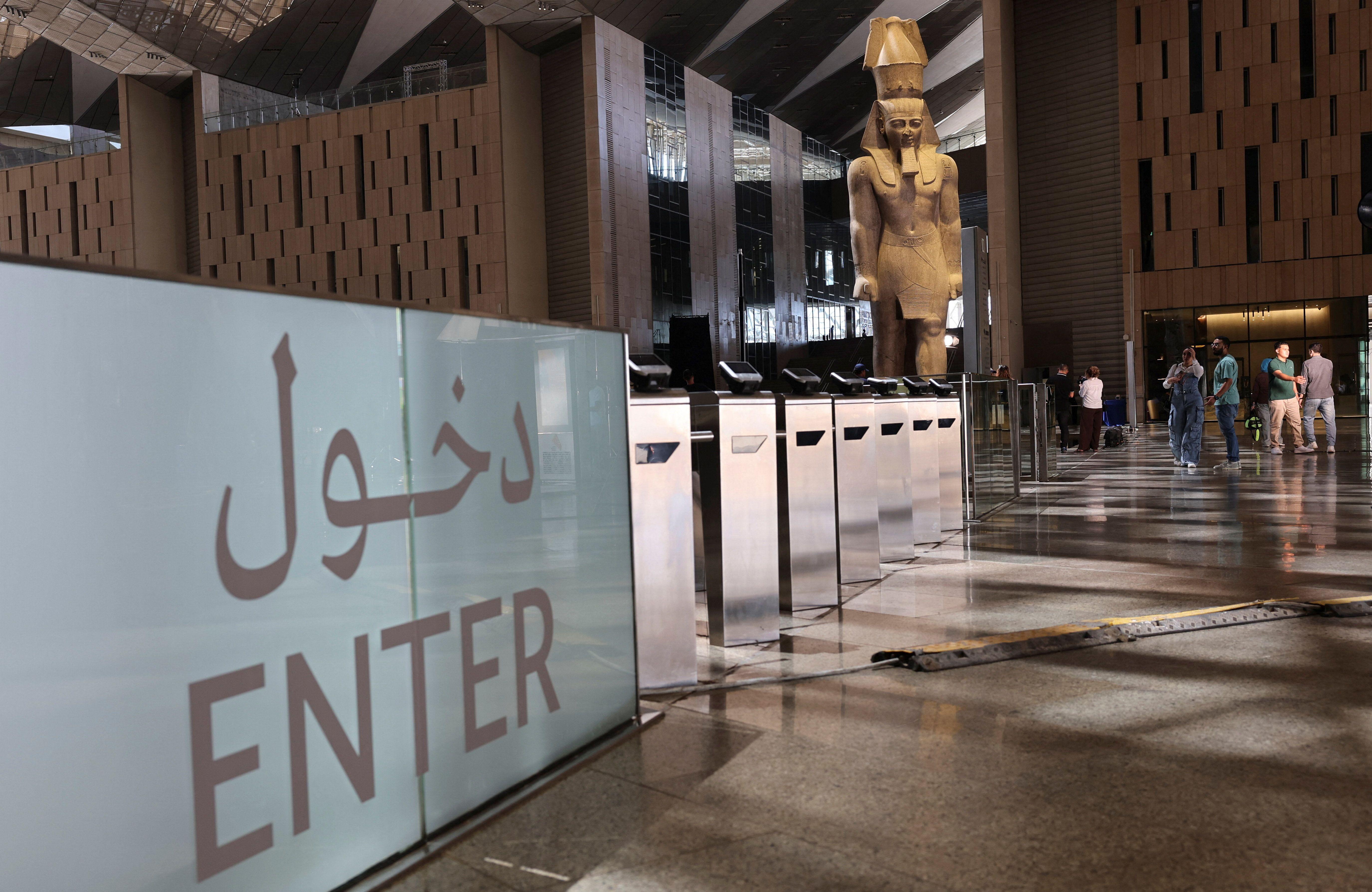 أحد مداخل المتحف المصري الكبير
