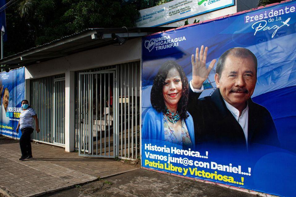 Cartazes sandinistas das &uacute;ltimas elei&ccedil;&otilde;es na Nicar&aacute;gua, em 2021, com a foto de Daniel Ortega sobre fundo azul