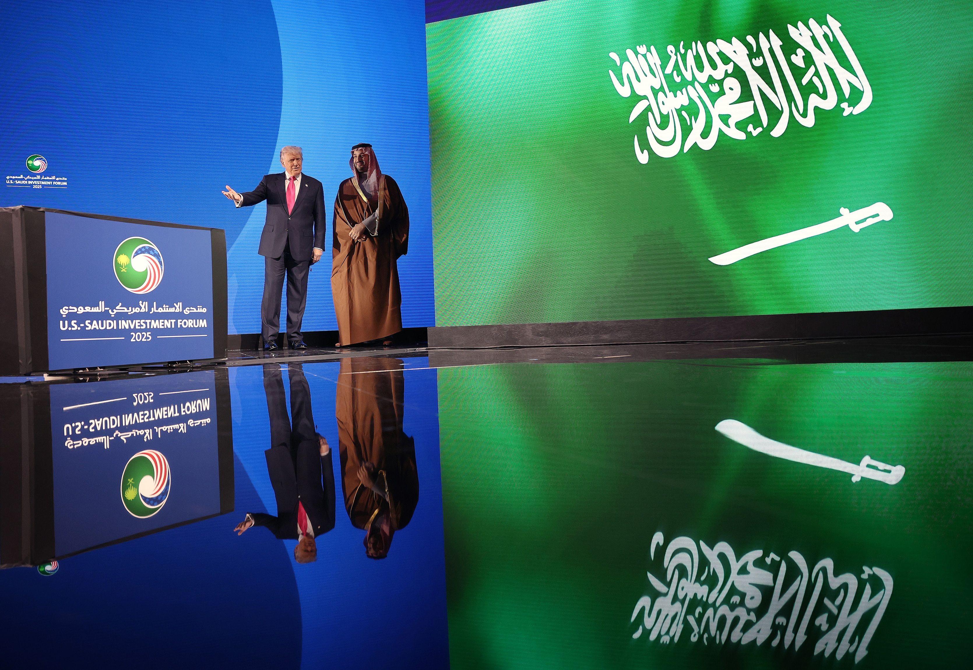 جانب من وصول الرئيس الأمريكي دونالد ترامب وولي العهد السعودي محمد بن سلمان إلى منتدى الاستثمار الأمريكي السعودي في مركز كينيدي في 19 نوفمبر/ تشرين الثاني 2025 في واشنطن العاصمة.