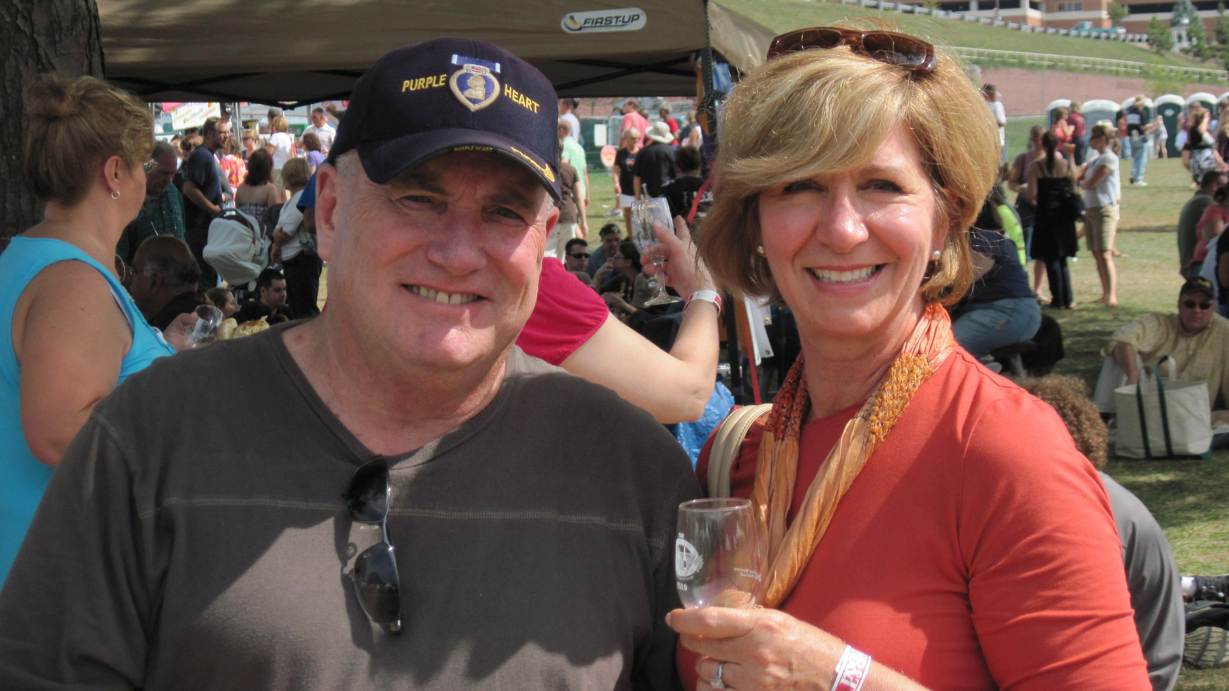 Kevin e Deb em um evento ao ar livre